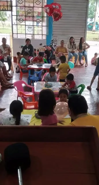 Kinderclub bijeenkomst — kinderen luisteren naar een bijbelverhaal