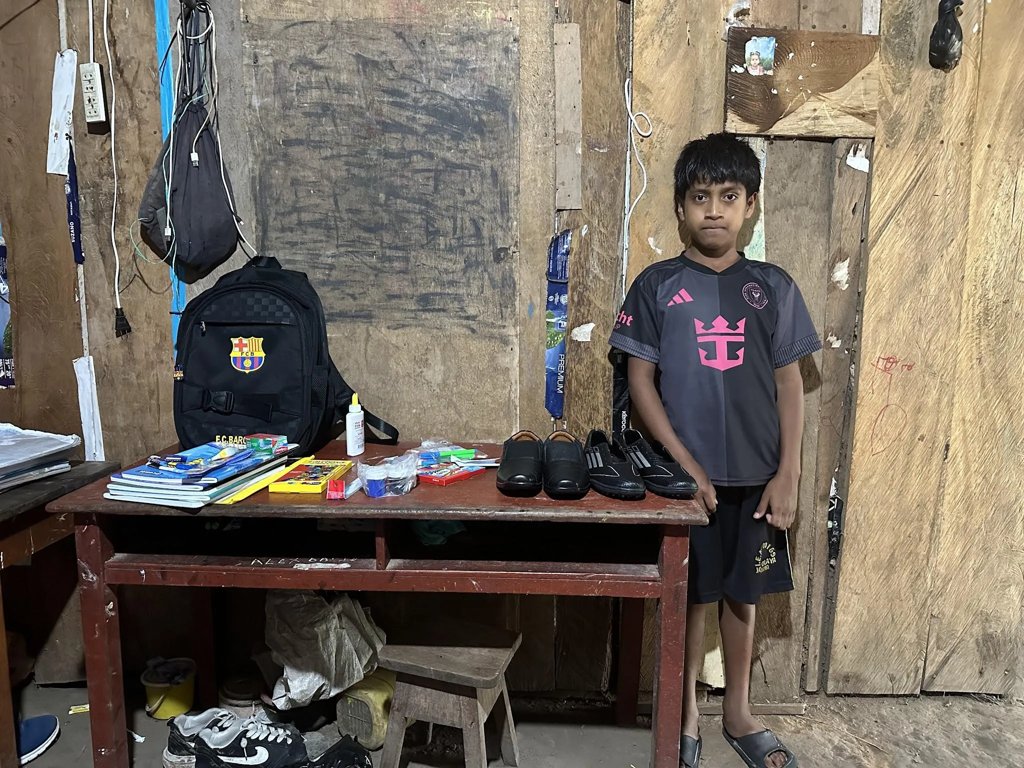 Marcos met zijn schoolspullen