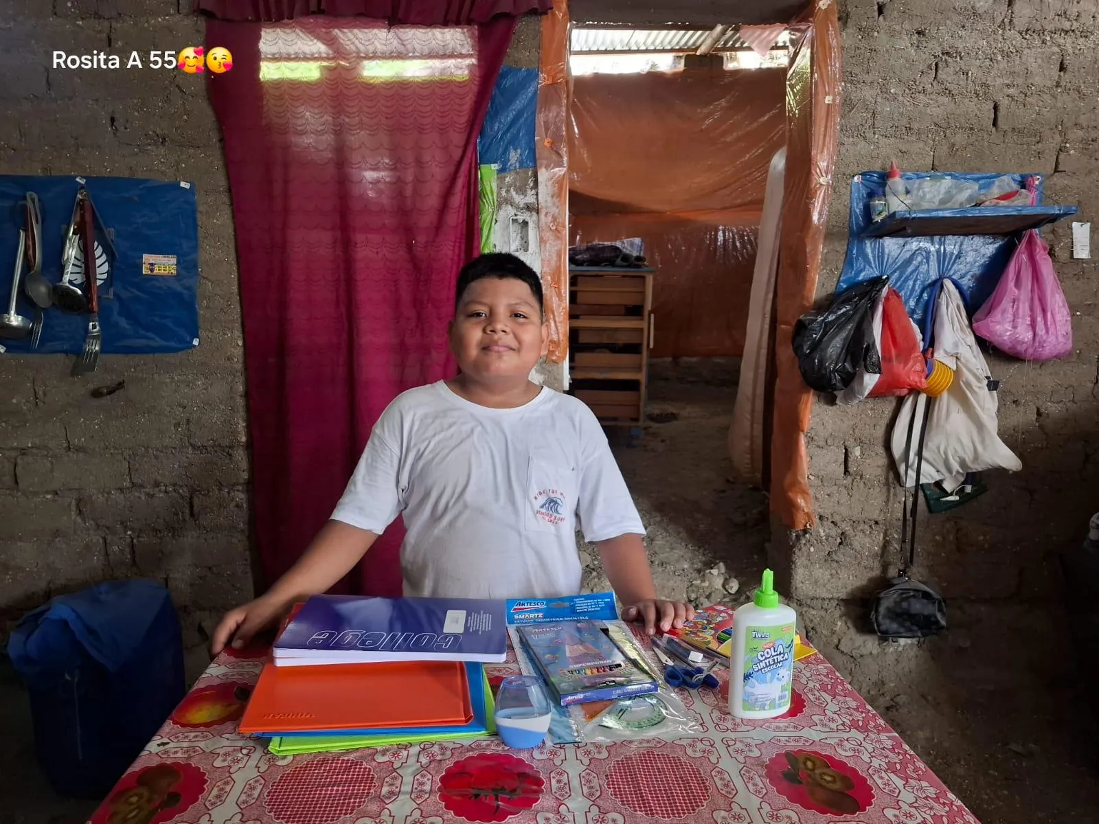 Kind met schoolspullen