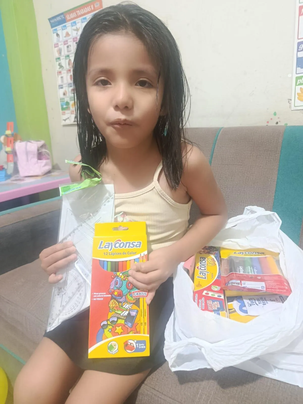 Kind met kleurpotloden