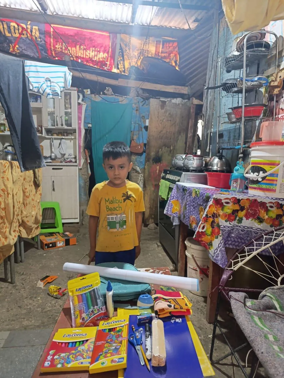 Kind met schoolspullen