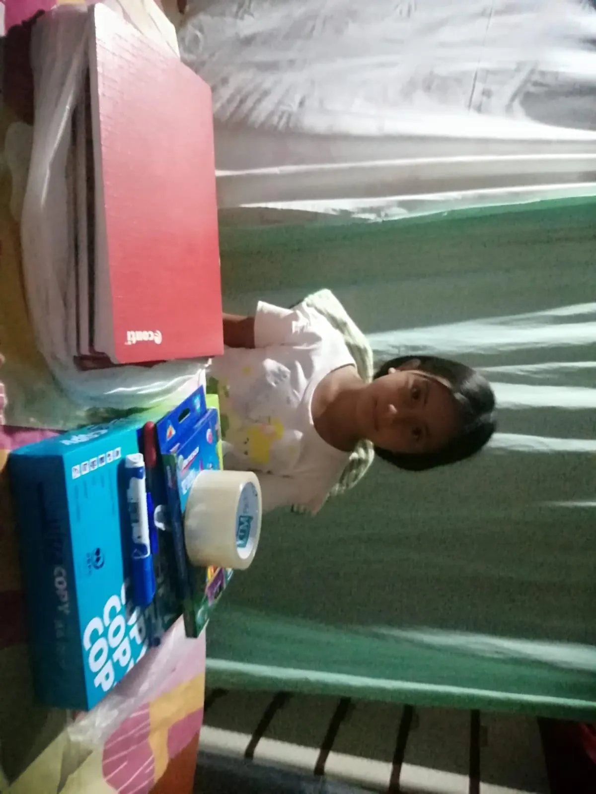 Kind met schoolspullen