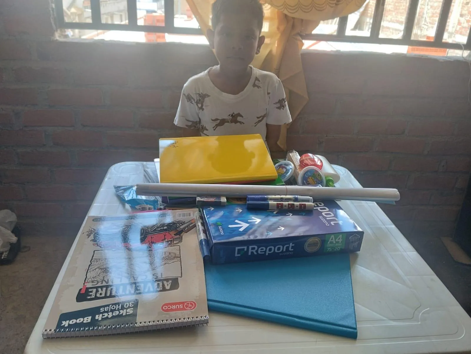 Kind met schriften en papier