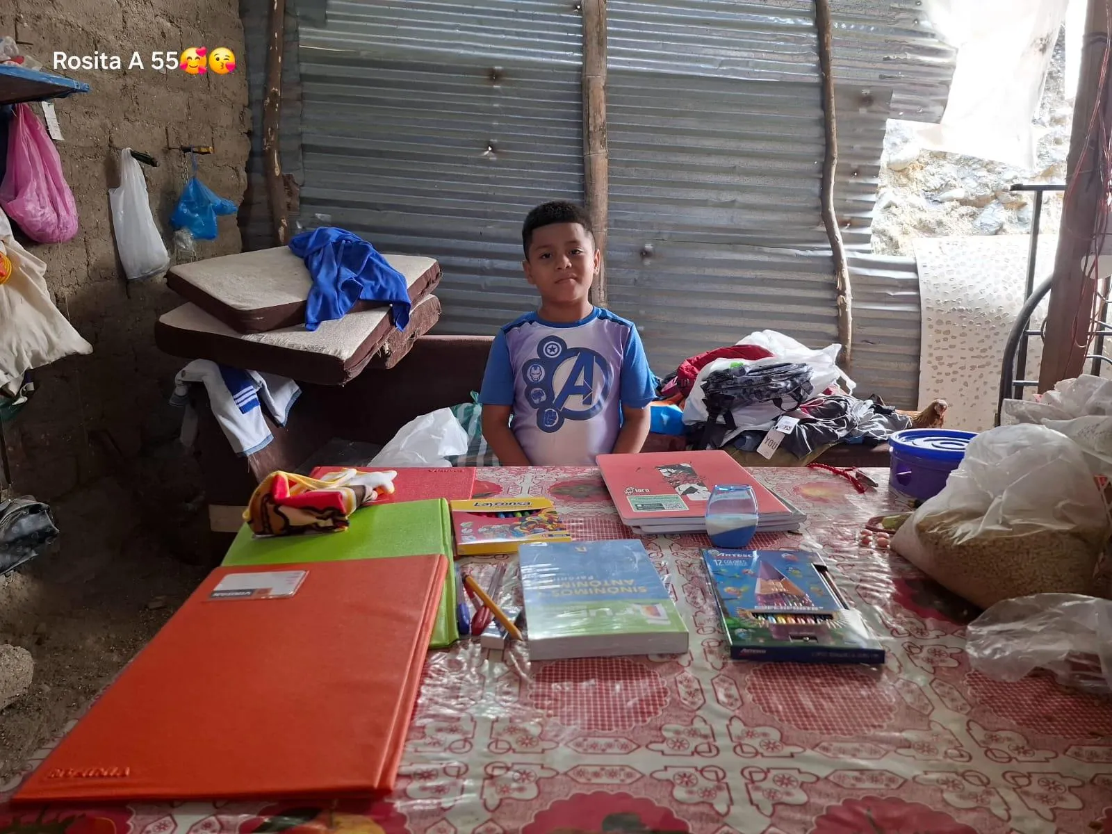 Kind met mappen en kleurpotloden